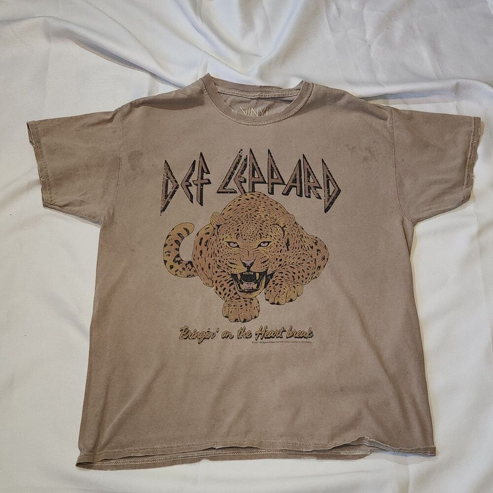 Def Leppard Bringin’ On The Heartbreak Leopard Graphic Tee Size M Distressed